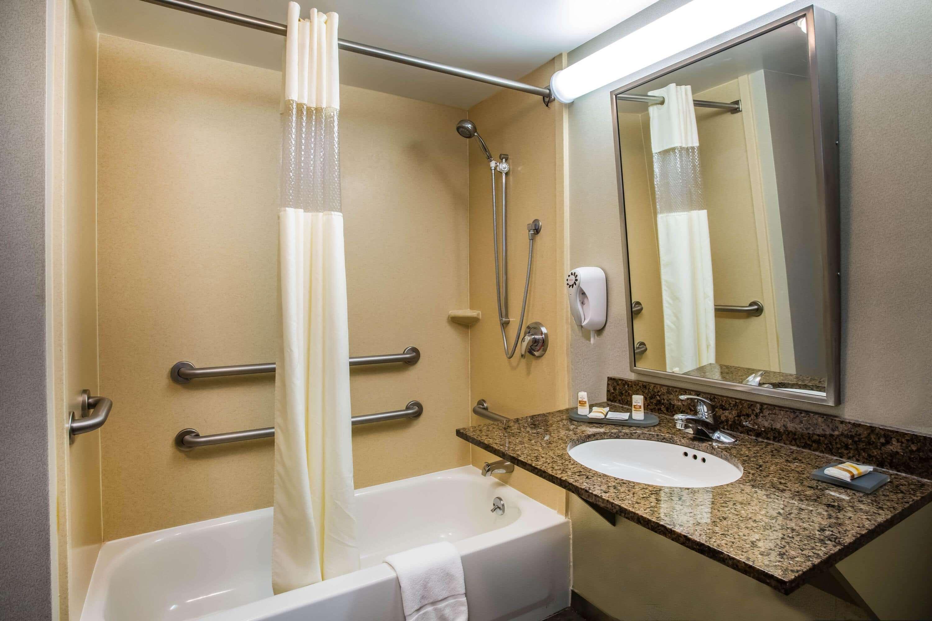 La Quinta By Wyndham Islip - Macarthur Airport Bohemia Εξωτερικό φωτογραφία