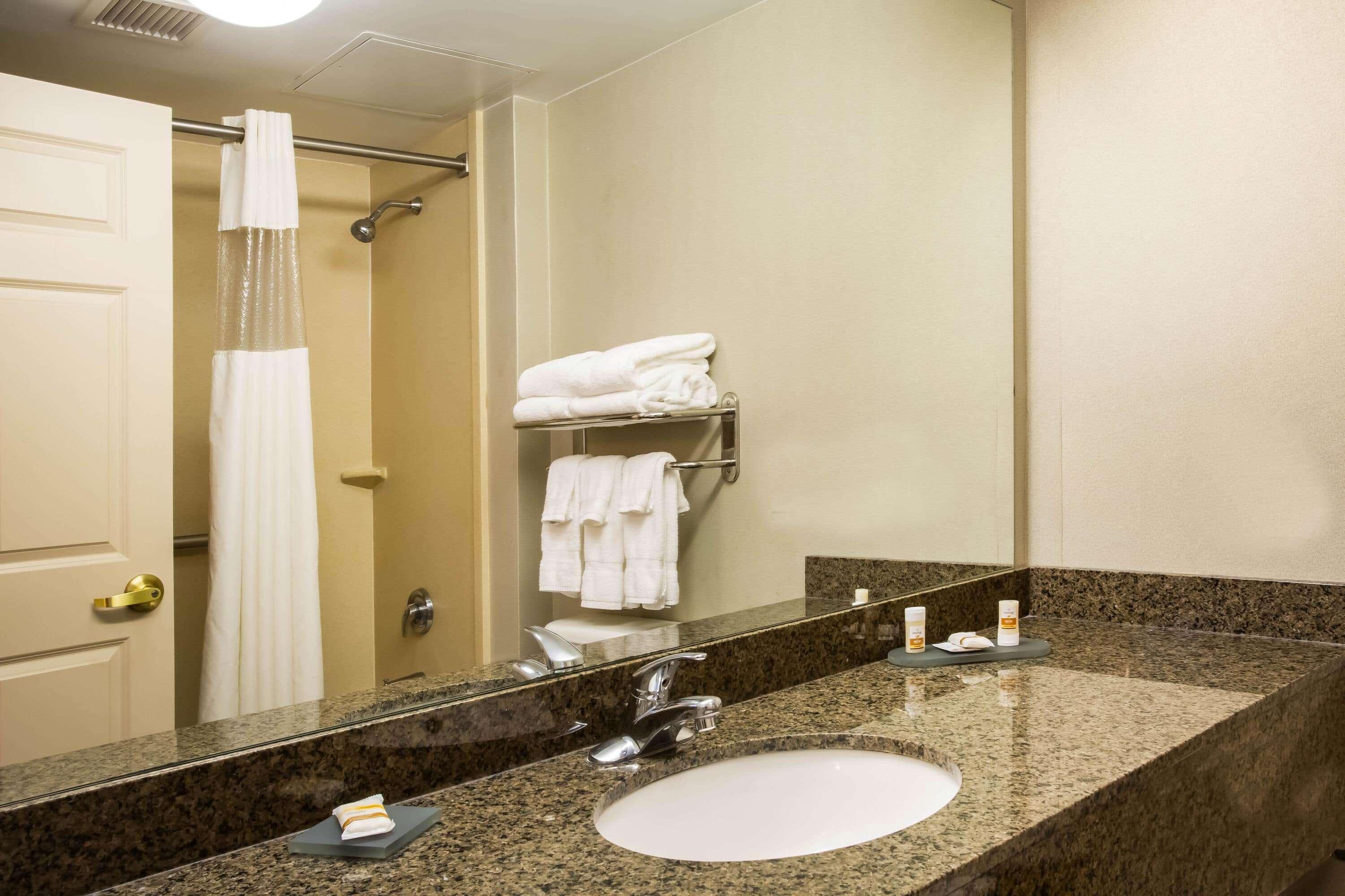 La Quinta By Wyndham Islip - Macarthur Airport Bohemia Εξωτερικό φωτογραφία